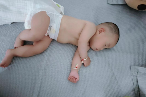 上杭三个月宝宝抬头不稳